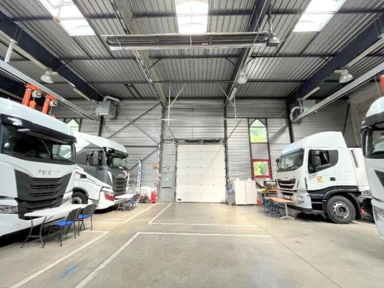 Light Industrial in Élancourt to rent - Building Photo - Image 3 of 14