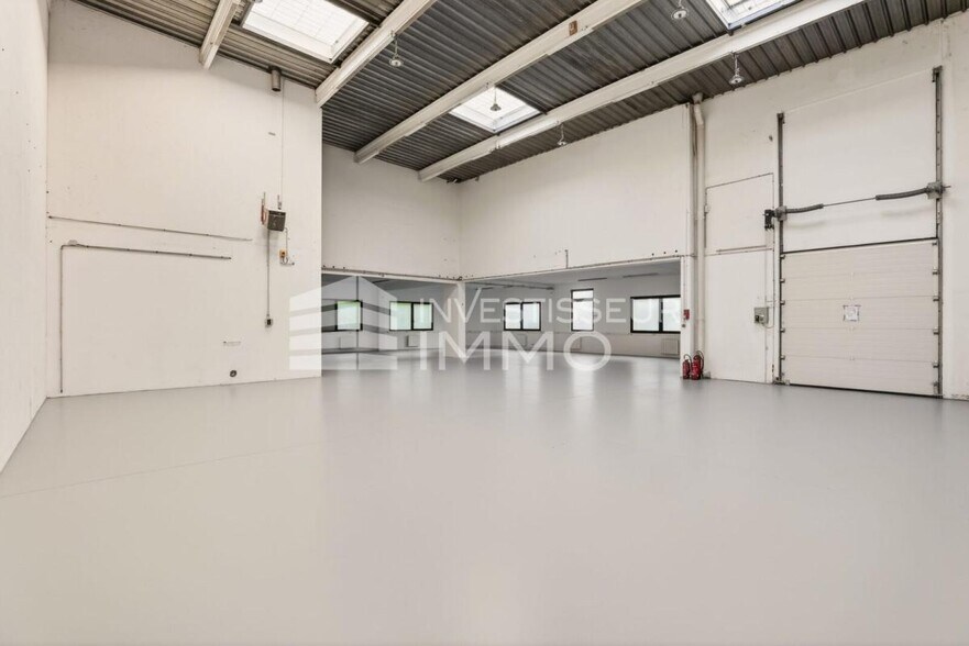 Light Industrial in Champs Sur Marne to rent - Building Photo - Image 3 of 12