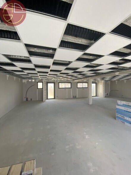 Retail in Portet-sur-Garonne to rent - Interior Photo - Image 3 of 4