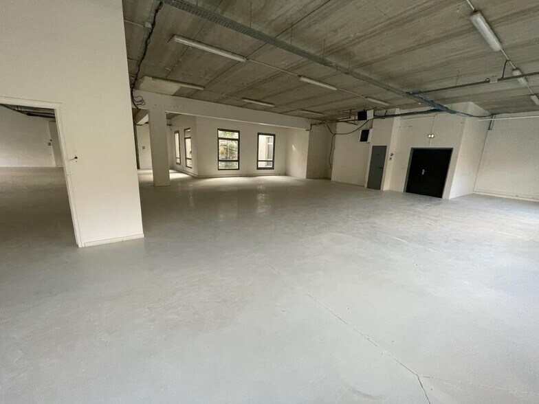 Light Industrial in Roissy-en-France to rent - Interior Photo - Image 1 of 5