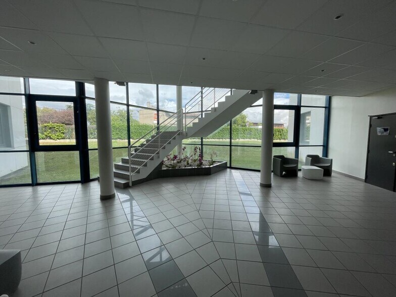 3 Allée Du Moulin Berger, Écully to rent - Lobby - Image 2 of 12