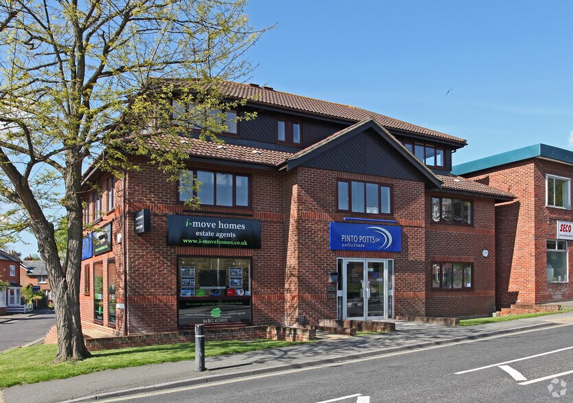 34 Reading Rd S, Fleet for sale - Primary Photo - Image 1 of 1