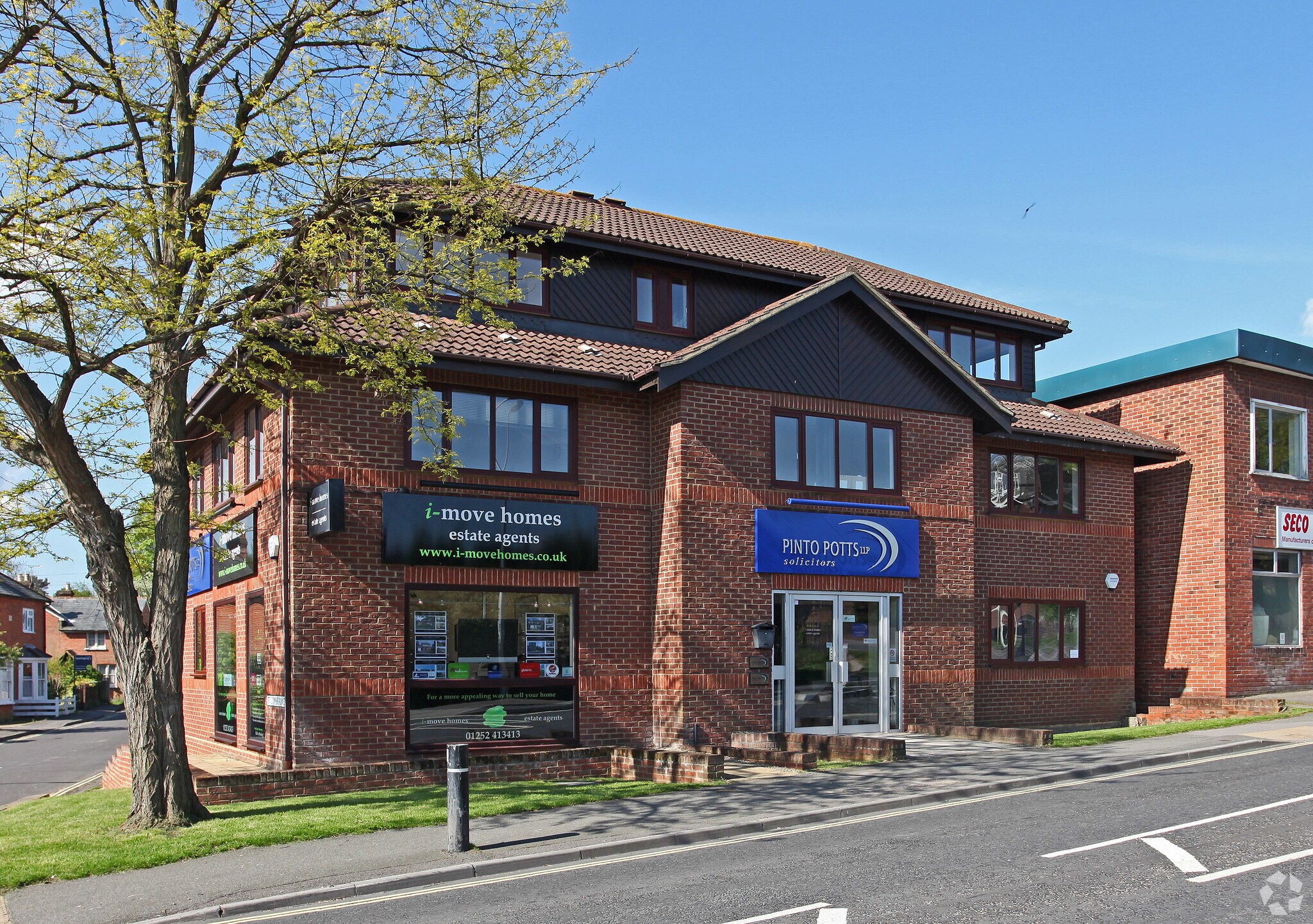 34 Reading Rd S, Fleet for sale Primary Photo- Image 1 of 1