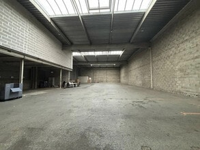 Light Industrial in Chassieu to rent Interior Photo- Image 1 of 12