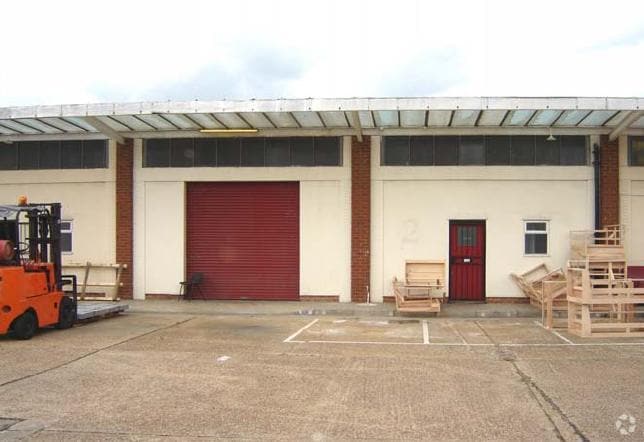 Lyon Rd, Romford to rent - Building Photo - Image 3 of 7