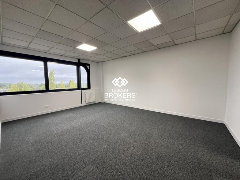 Office in Villebon-sur-Yvette to rent - Interior Photo - Image 3 of 8