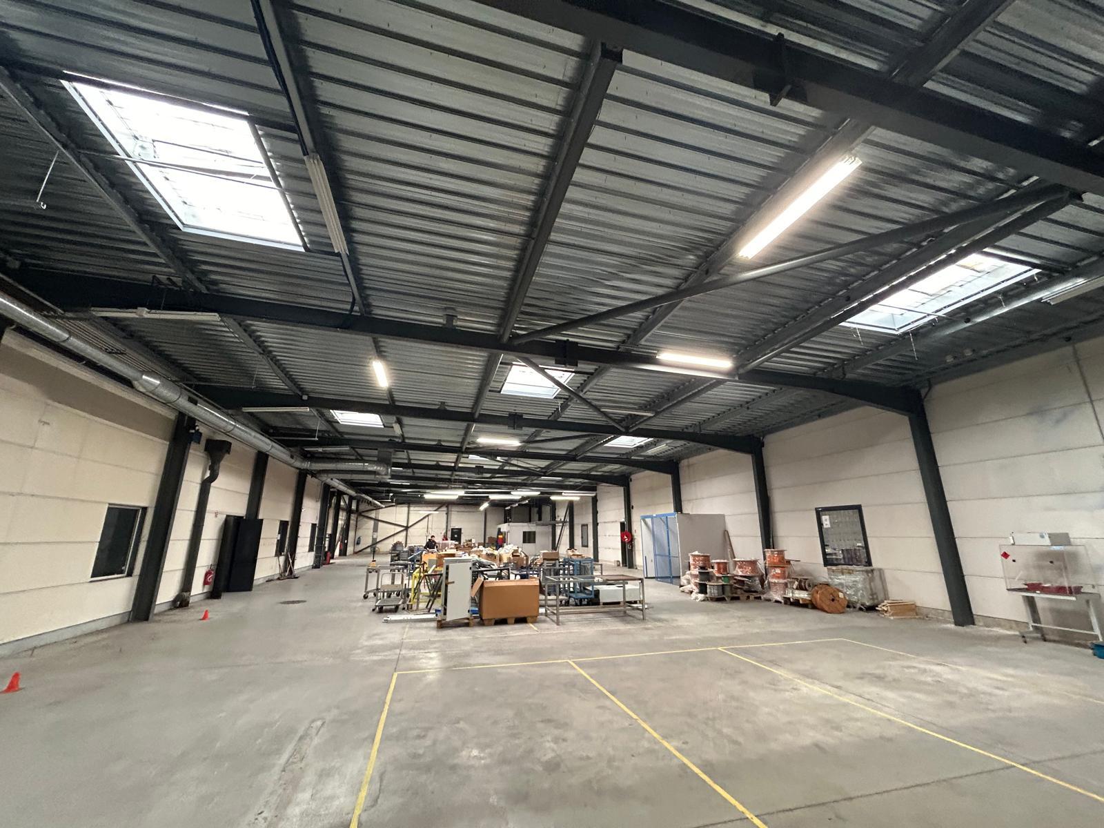 Light Industrial in Marseille to rent Interior Photo- Image 1 of 8