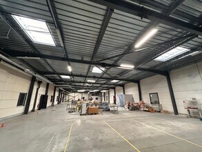 Light Industrial in Marseille to rent Interior Photo- Image 1 of 8