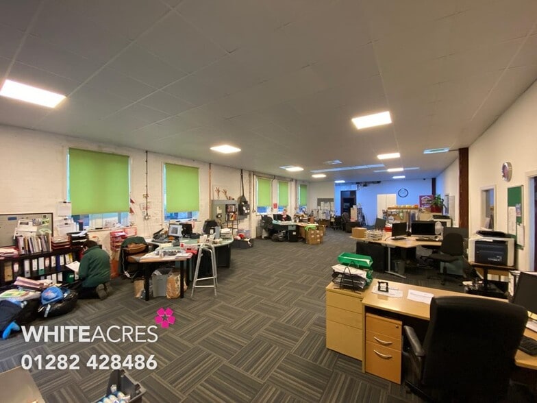 Gertrude St, Nelson to rent - Interior Photo - Image 2 of 18