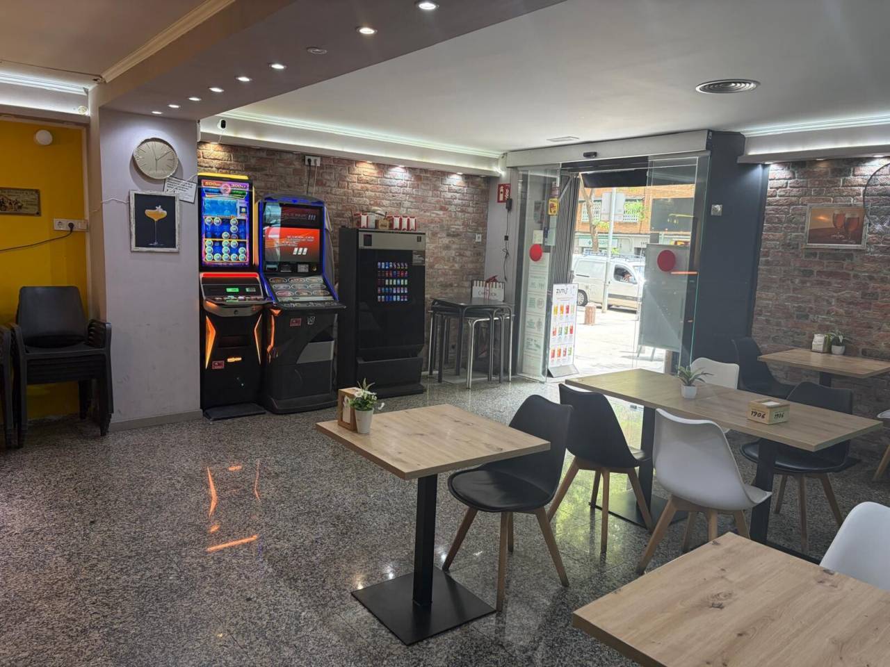 Retail in Barcelona, Barcelona to rent Interior Photo- Image 1 of 4