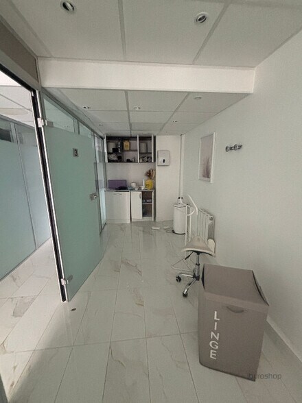 Retail in Paris to rent - Interior Photo - Image 3 of 8
