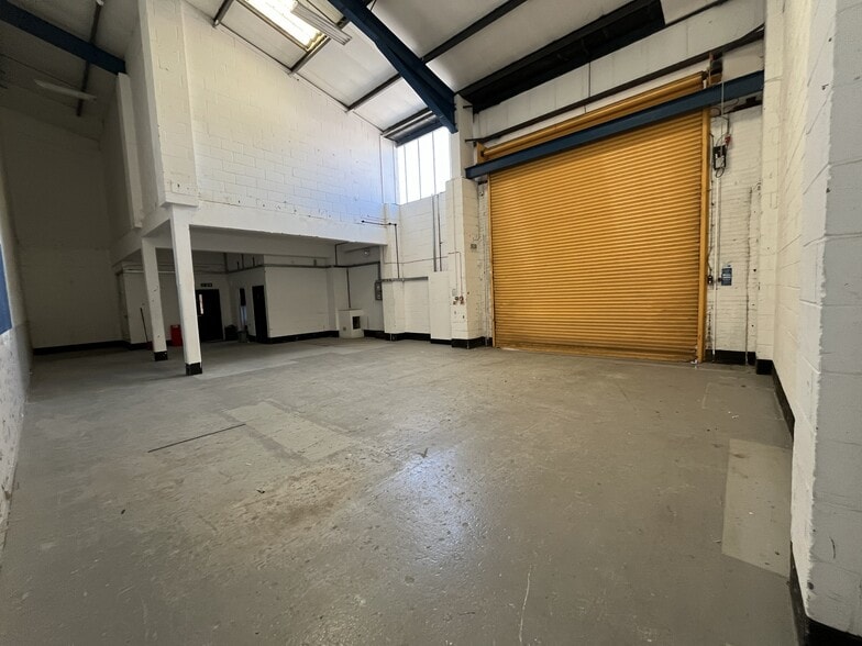 Kestrel Way, Woking to rent - Building Photo - Image 3 of 3