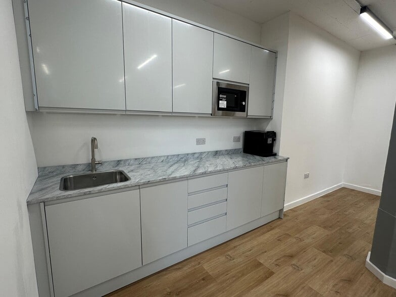 Wapping Wall, London to rent - Interior Photo - Image 3 of 9