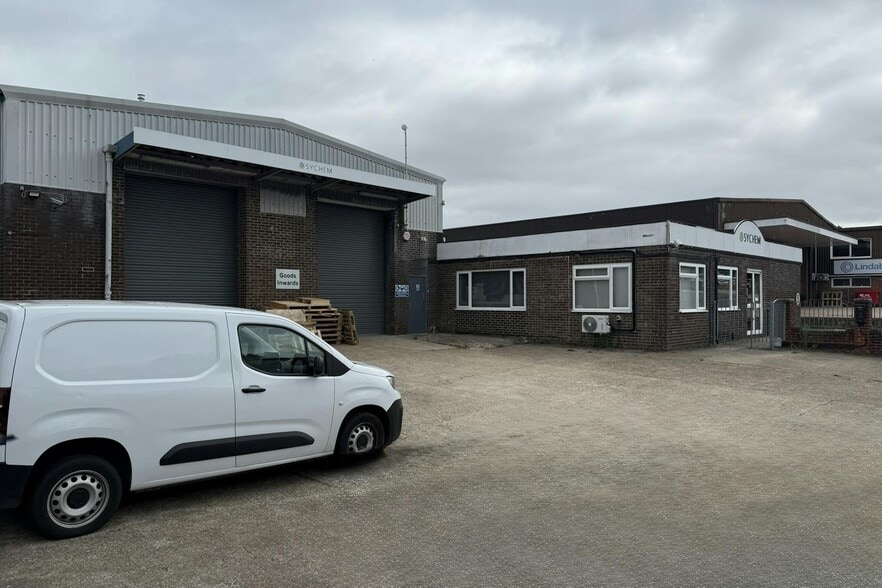 3 Mayflower Clos, Eastleigh to rent - Building Photo - Image 1 of 2