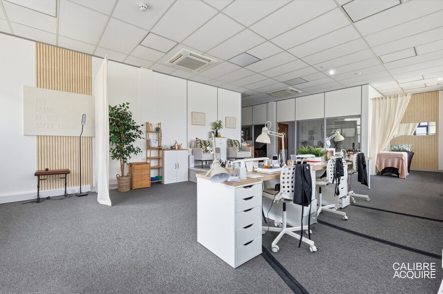 Edinburgh Way, Harlow to rent - Building Photo - Image 3 of 44