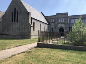 330 N Broadway Ave, Wichita, KS for rent Building Photo- Image 1 of 2