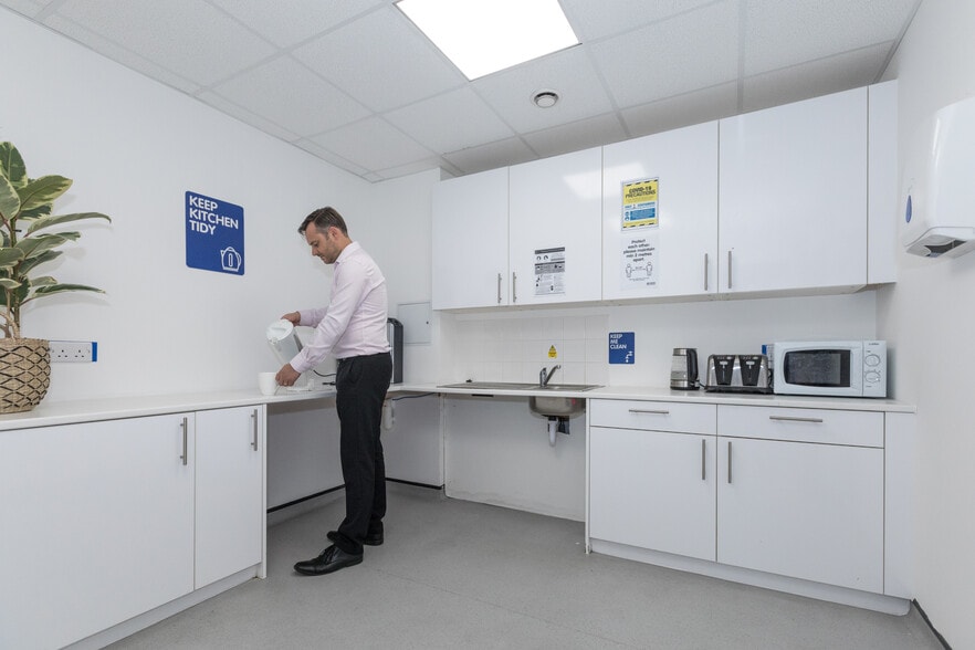 20 Bugsbys Way, London to rent - Interior Photo - Image 2 of 9