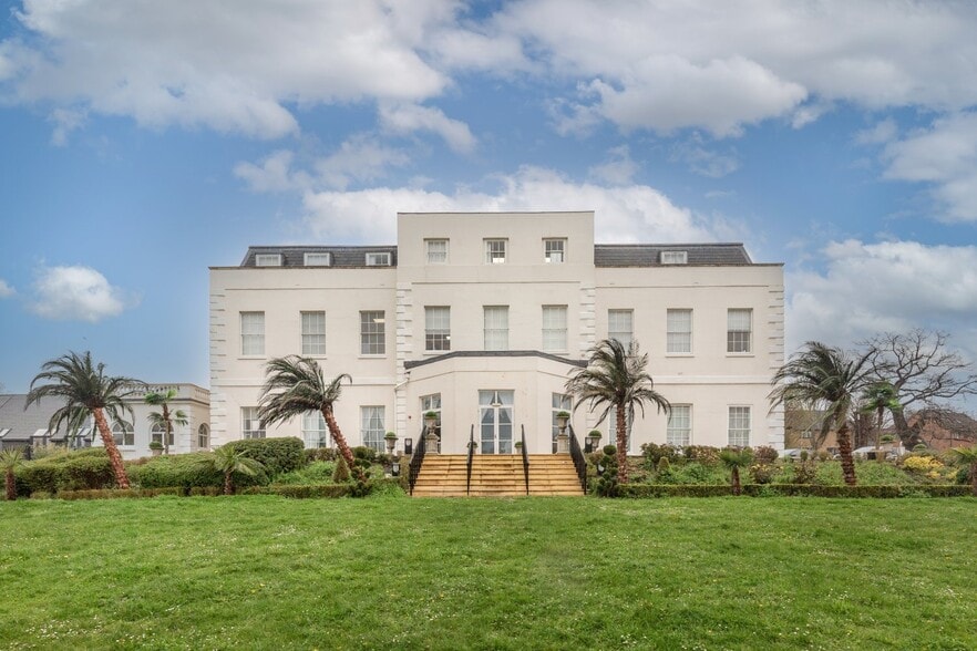 Wren Av, Uxbridge to rent - Building Photo - Image 2 of 27