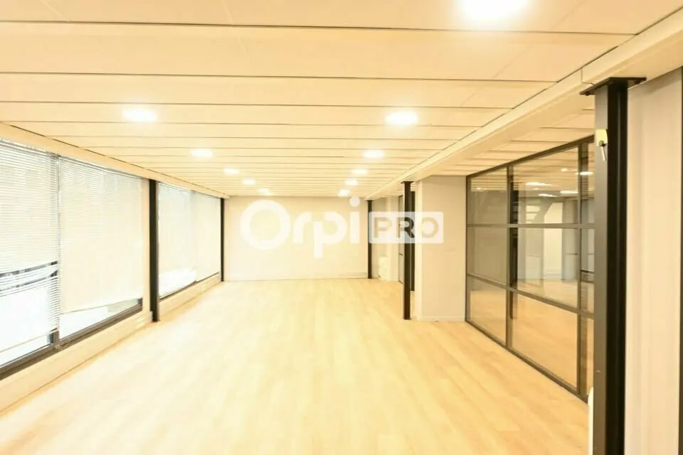 Office in Lyon to rent Interior Photo- Image 1 of 13