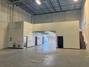 4400-4420 N Interstate 35, San Antonio, TX to rent Building Photo- Image 2 of 5