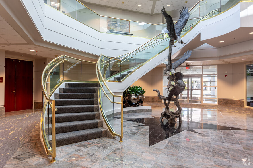 201 NE Park Plaza Dr, Vancouver, WA for rent - Lobby - Image 3 of 25