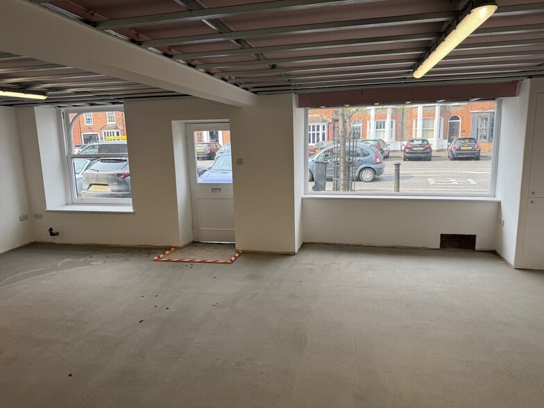 32 London End, Beaconsfield to rent - Building Photo - Image 2 of 5