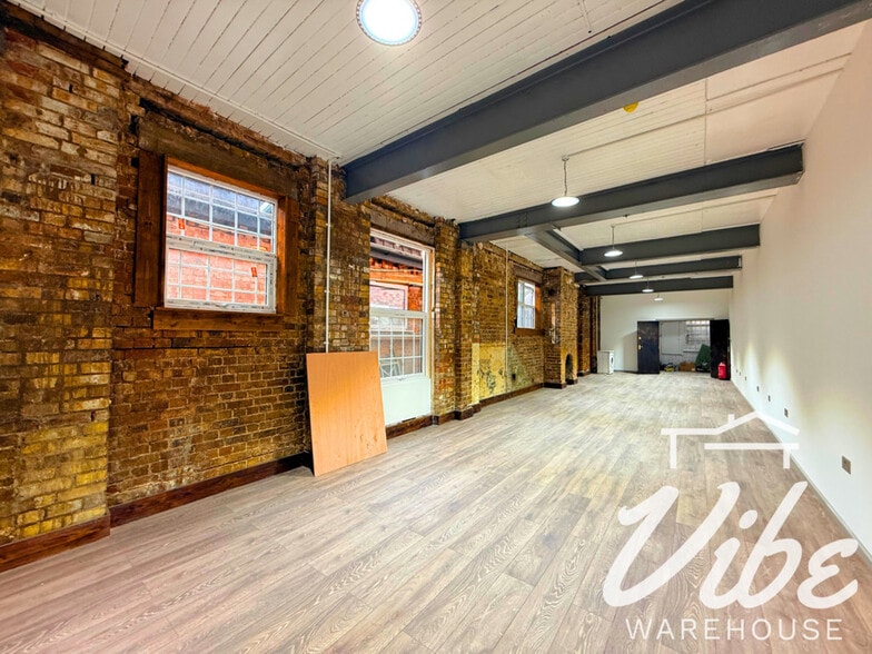 22 Clarence Mews, London to rent - Building Photo - Image 2 of 10