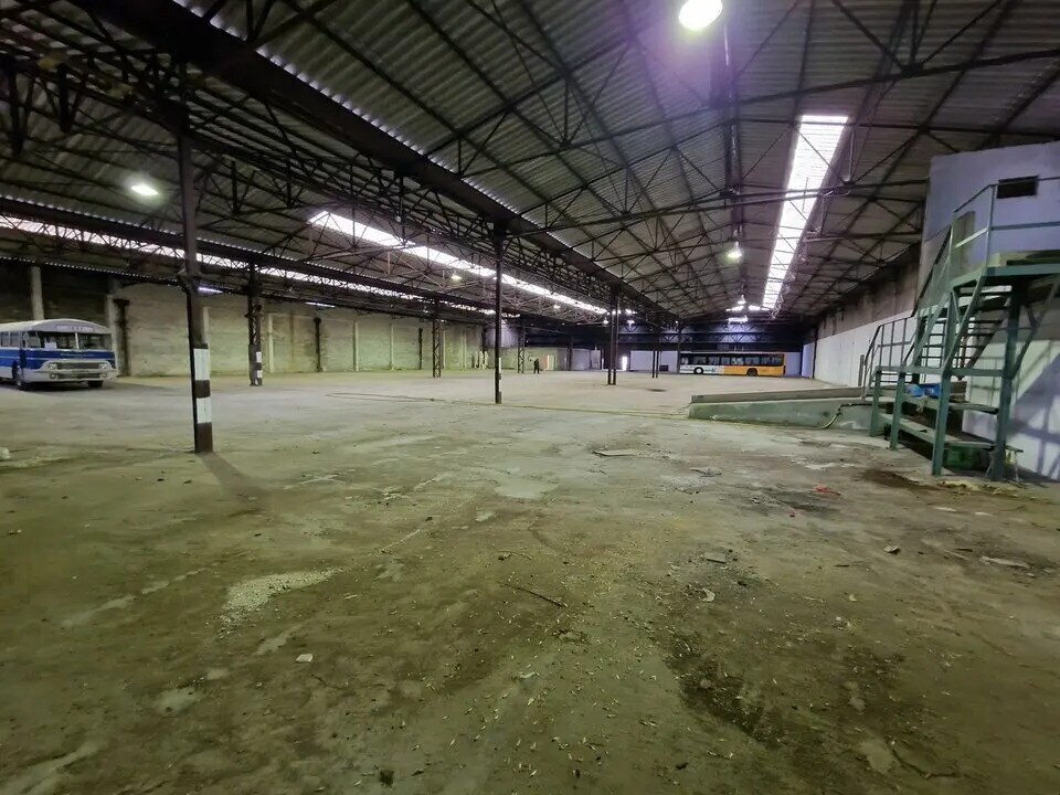 Location Entrepôt 1 696 m² - Photo 1