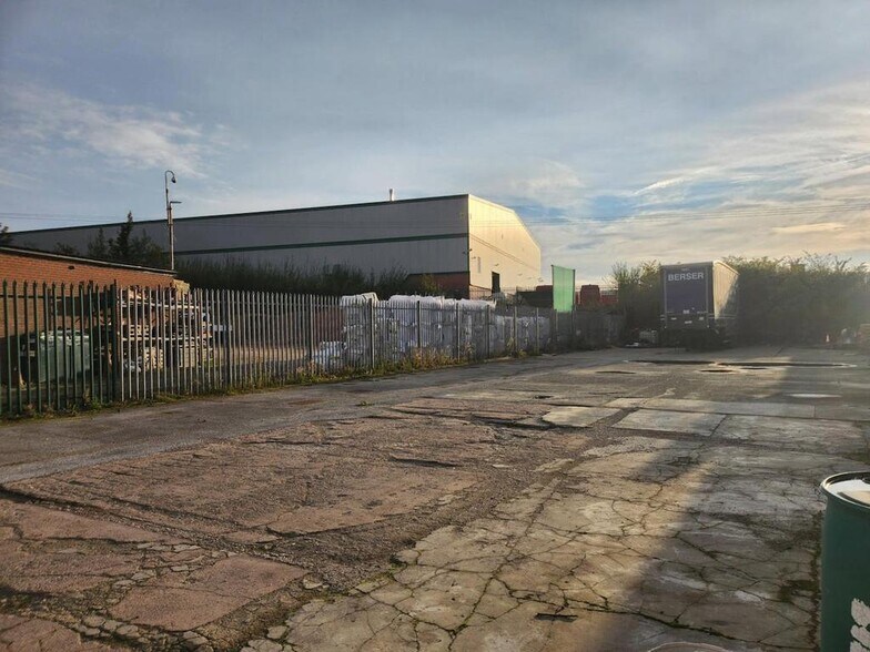 Unit 15 Turner Cres, Newcastle Under Lyme to rent - Building Photo - Image 3 of 6