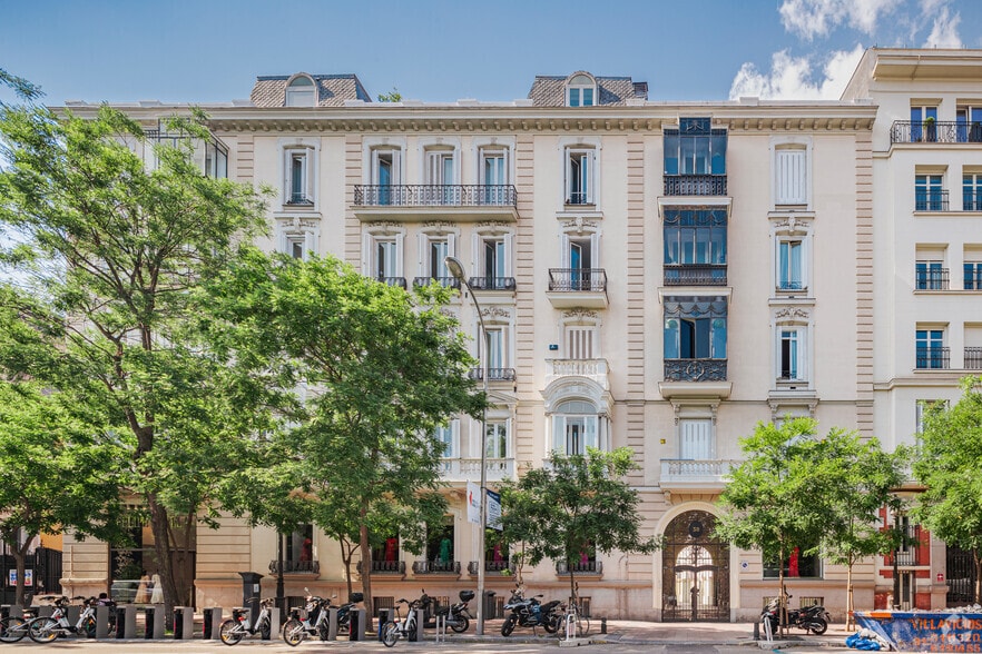 Retail in Madrid, Madrid to rent - Primary Photo - Image 1 of 5