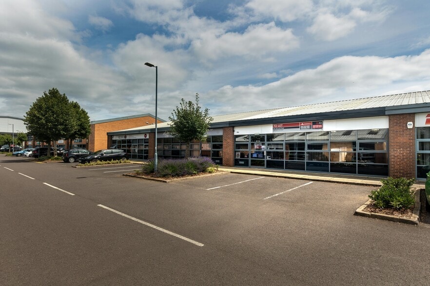 882 Plymouth Rd, Slough to rent - Building Photo - Image 3 of 10