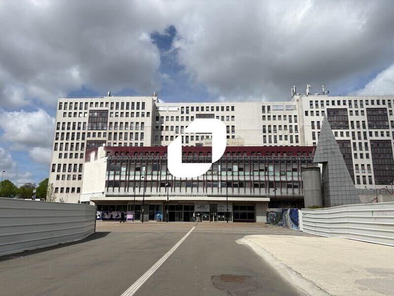 Office in Montigny-le-Bretonneux to rent Building Photo- Image 1 of 13