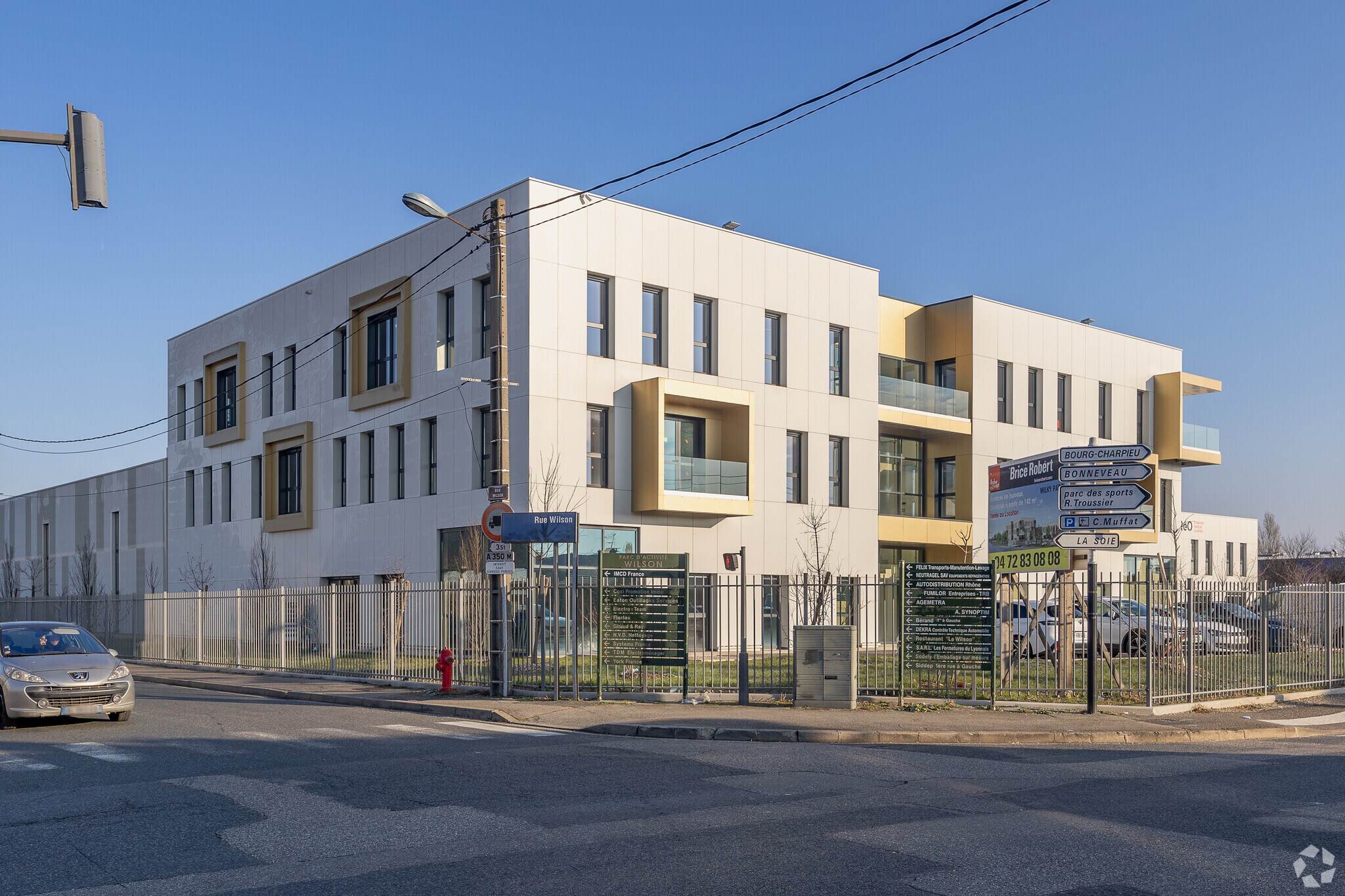 Office in Décines-Charpieu for sale Primary Photo- Image 1 of 5