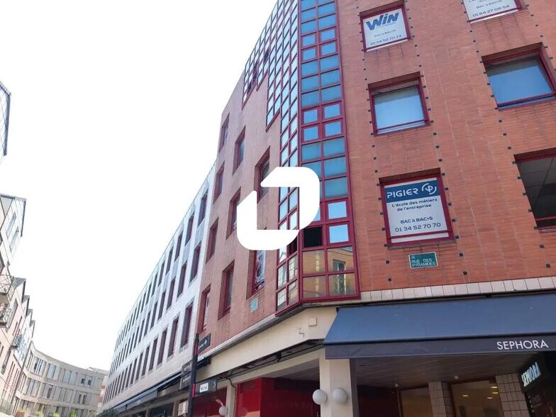 Office in Montigny-le-Bretonneux to rent - Building Photo - Image 2 of 9