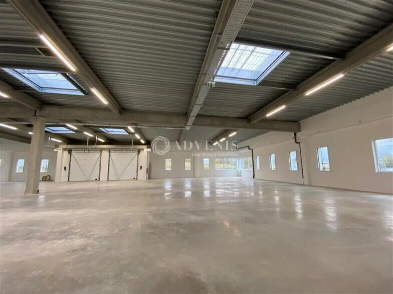 Light Industrial in Élancourt to rent - Interior Photo - Image 3 of 4