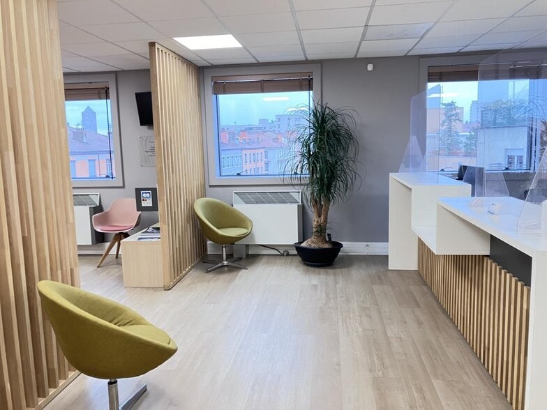 75 Cours Emile Zola, Villeurbanne to rent - Interior Photo - Image 2 of 9