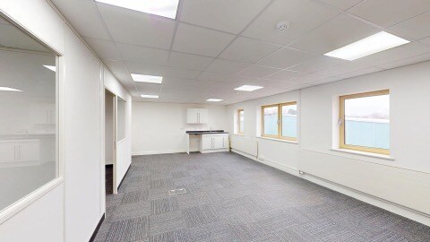 Harrier Way, Exeter to rent - Interior Photo - Image 3 of 4