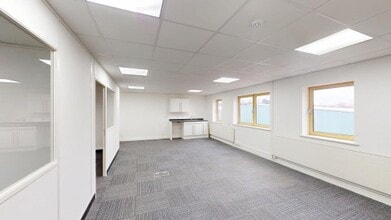 Harrier Way, Exeter to rent Interior Photo- Image 2 of 3