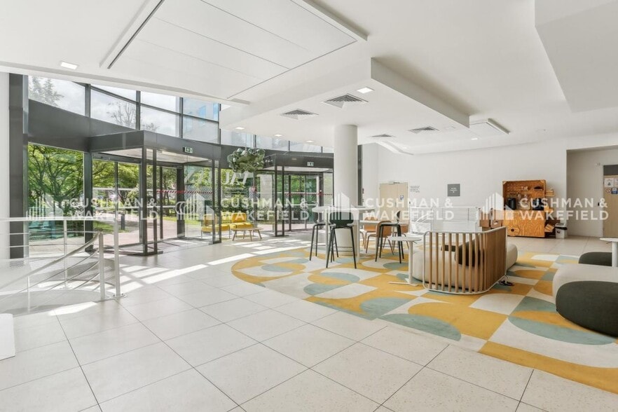 17 Rue Paul Dautier, Vélizy-Villacoublay to rent - Lobby - Image 2 of 11