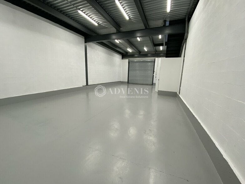 Light Industrial in Noisy-le-Grand to rent - Interior Photo - Image 1 of 3