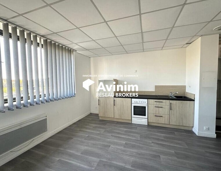 Office in Le Mesnil-Amelot to rent - Interior Photo - Image 3 of 5
