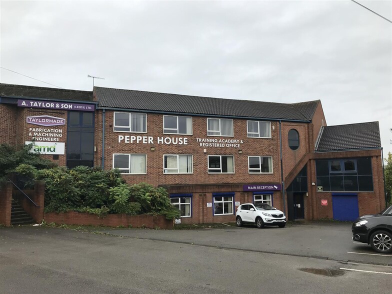 Pepper Rd, Leeds for rent - Primary Photo - Image 1 of 3