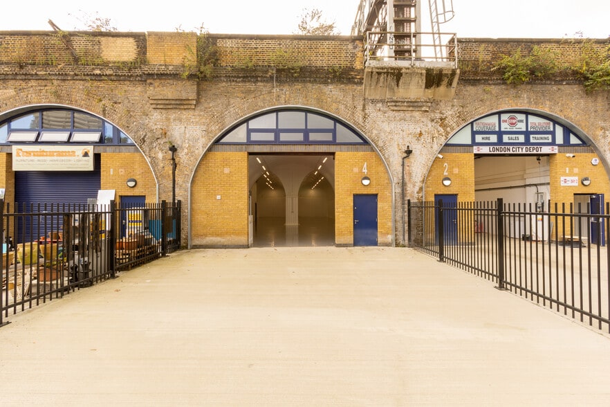 Raymouth Rd, London to rent - Building Photo - Image 1 of 4