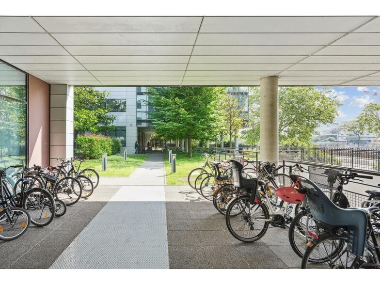 Office in Asnières-sur-Seine to rent - Building Photo - Image 1 of 36