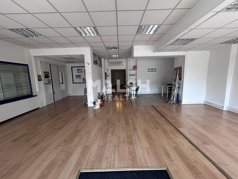 Retail in Lyon to rent - Interior Photo - Image 2 of 5