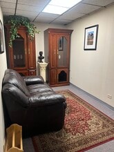 11-21 N Skokie Hwy, Lake Bluff, IL to rent Interior Photo- Image 1 of 11