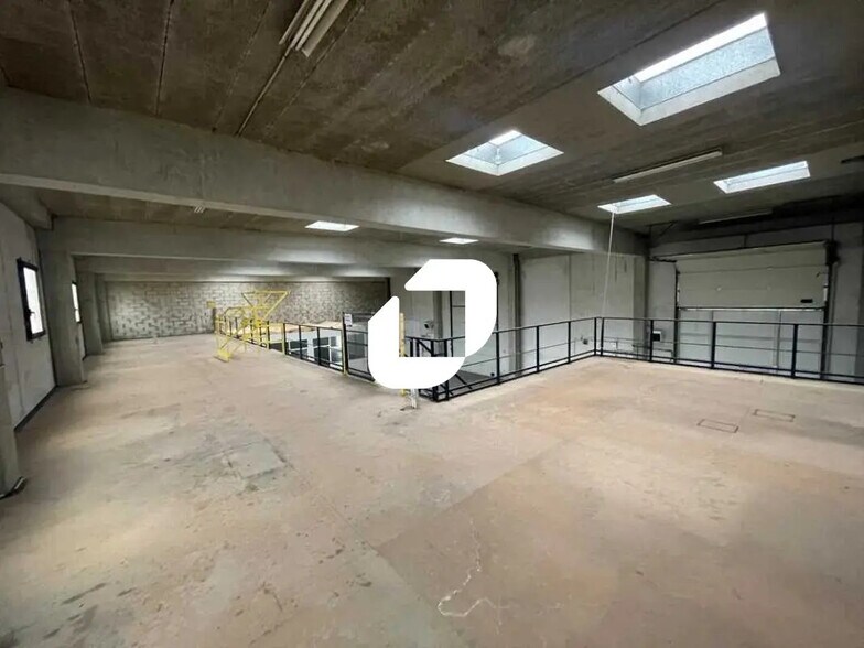 10 Rue du Moulin Vert, Vert to rent - Building Photo - Image 3 of 18