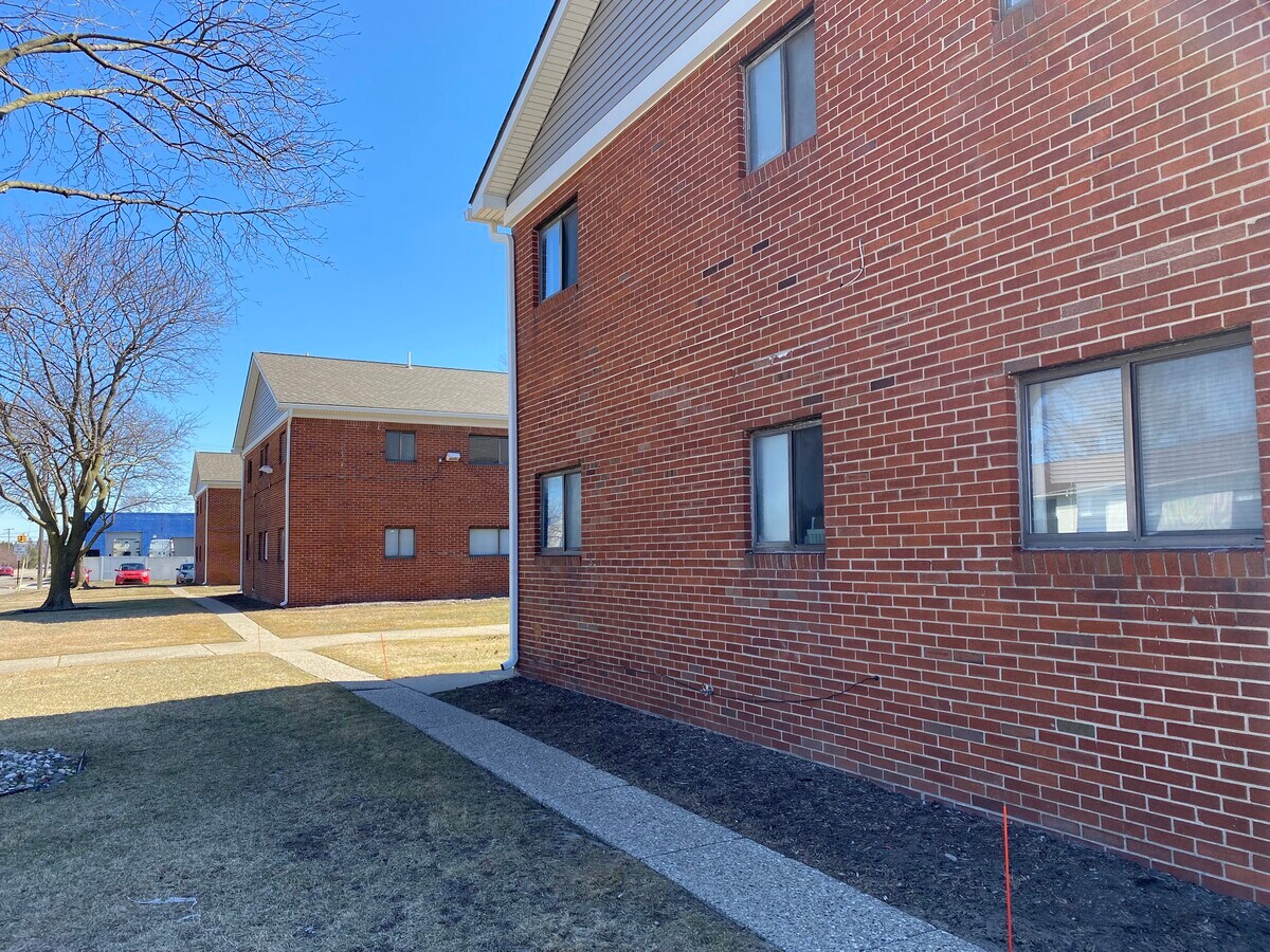 16701770 E Woodward Heights Blvd, Hazel Park 48030 Coventry Square