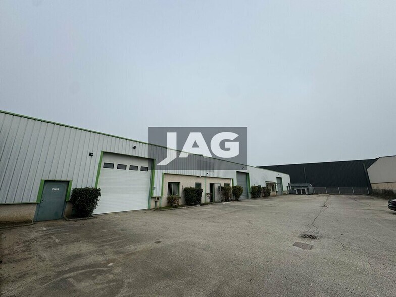 Light Industrial in Pusignan to rent - Building Photo - Image 1 of 10