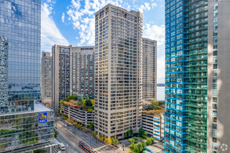 33 Harbour Sq, Toronto, ON for sale - Building Photo - Image 3 of 3